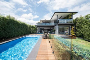 Byron by the Beach - Luxe, Heated Pool, Spa, Water views, Walk to Beach